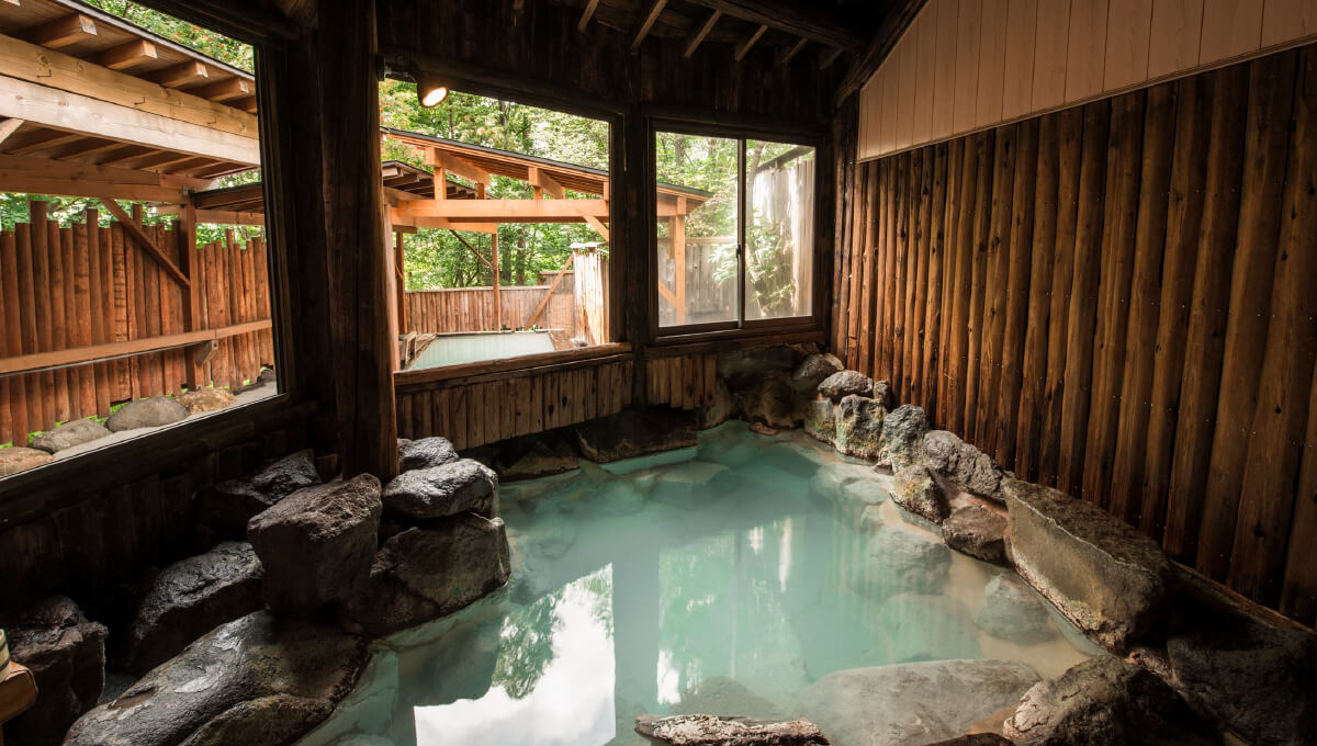 실내 목욕탕 나뭇잎 사이로 비치는 햇빛 탕